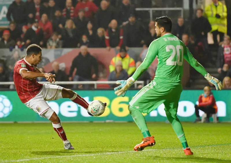 Korey Smith thoải mái ghi bàn giúp Bristol City giành chiến thắng muộn. Ảnh: Getty Images