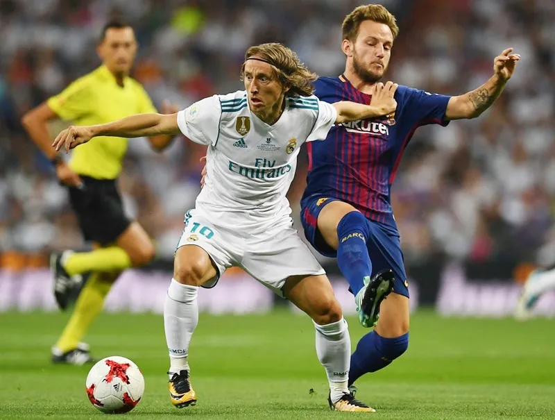Real (trắng) quyết giành chiến thắng ở trận trận El Clasico quan trọng này. Ảnh: Getty Images