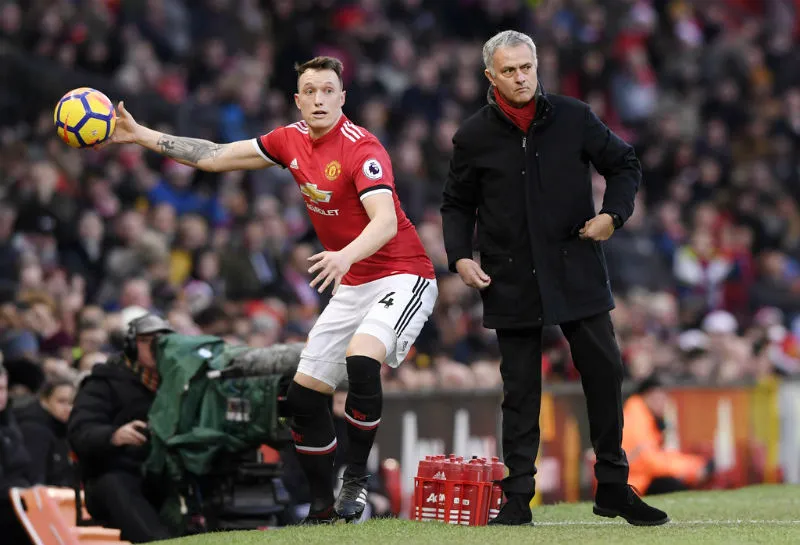 Jose Mourinho (phải) sẽ tiếp tục không mua cầu thủ trong tháng tới? Ảnh: Getty Images