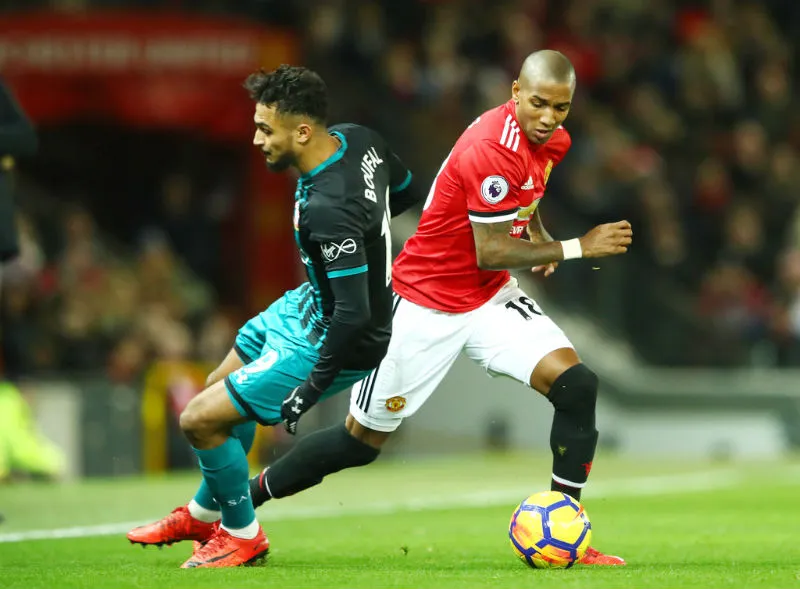 Không có kinh nghiệm của Ashley Young (phải) lúc này là thiệt thòi lớn với Man.United. Ảnh: Getty Images