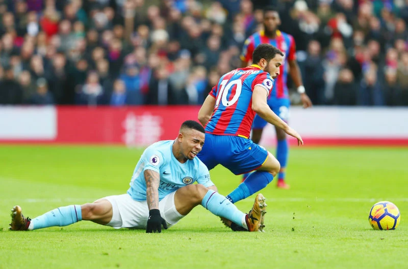 Tình huống dẫn đến chấn thương của Gabriel Jesus. Ảnh: Getty Images 