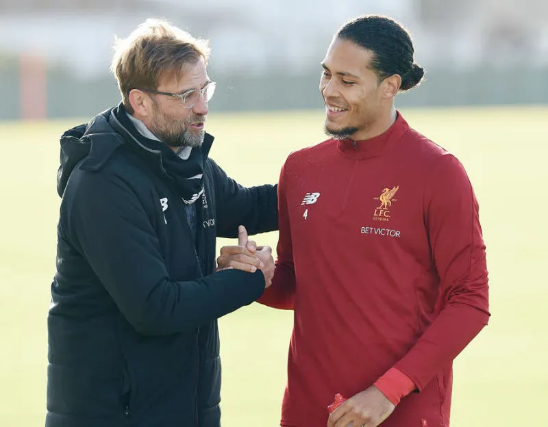 HLV Jurgen Klopp (trái) và Virgil van Dijk trên sân tập. Ảnh: Getty Images 