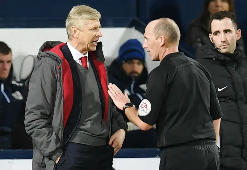 HLV Arsene Wenger phản đối trọng tài Mike Dean, và giờ tiếp tục công kích Anthony Taylor. Ảnh: Getty Images 