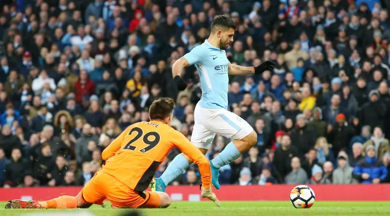 Sergio Aguero vượt qua thủ thành của Burnley để ghi bàn cho Man.City. Ảnh: Getty Images