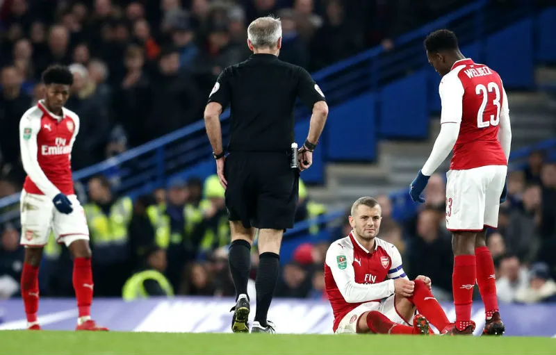 Jack Wilshere (ngồi) tiếp tục đối mặt với ác mộng chấn thương. Ảnh: Getty Images