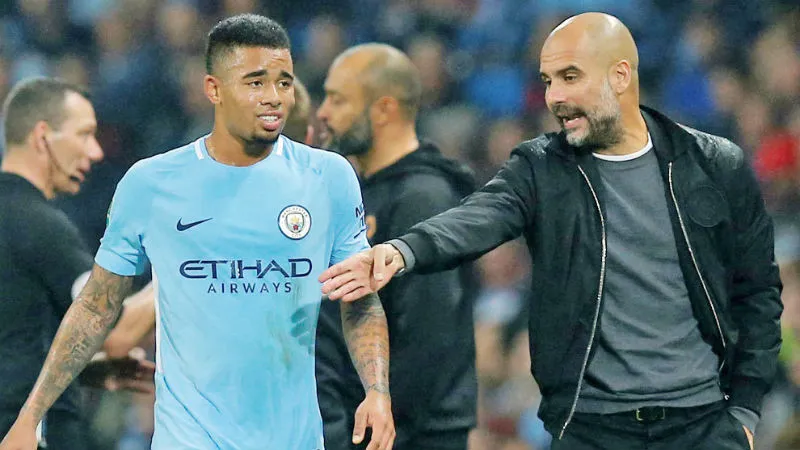 HLV Pep Guardiola vui mừng khi tiền đạo Gabriel Jesus (trái) trở lại sớm hơn dự kiến. Ảnh: Getty Images