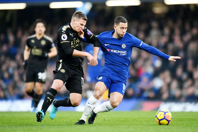Eden Hazard (phải, Chelsea) đang quá tải gặp khó trước sự bám sát của Marc Albrighton (Leicester). Ảnh: Getty Images