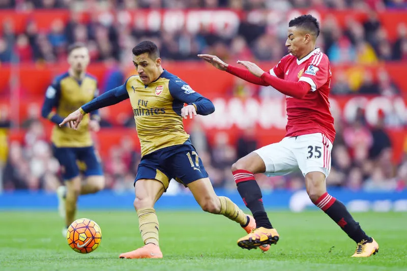 Alexis Sanchez (trái) tiến gần đến thời điểm không còn là đối thủ của Man.United. Ảnh: Getty Images
