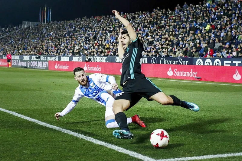 Asensio (đen) là người ghi bàn duy nhất cho Real. Ảnh: Getty Images.