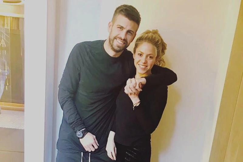 Pique tình tứ bên Shakira trong giai đoạn khó khăn của nữ ca sĩ người Colombia.