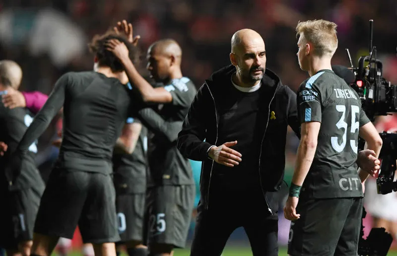 Pep Guardiola chia vui cùng cầu thủ sau chiến thắng tại Bristol City. Ảnh: Getty Images