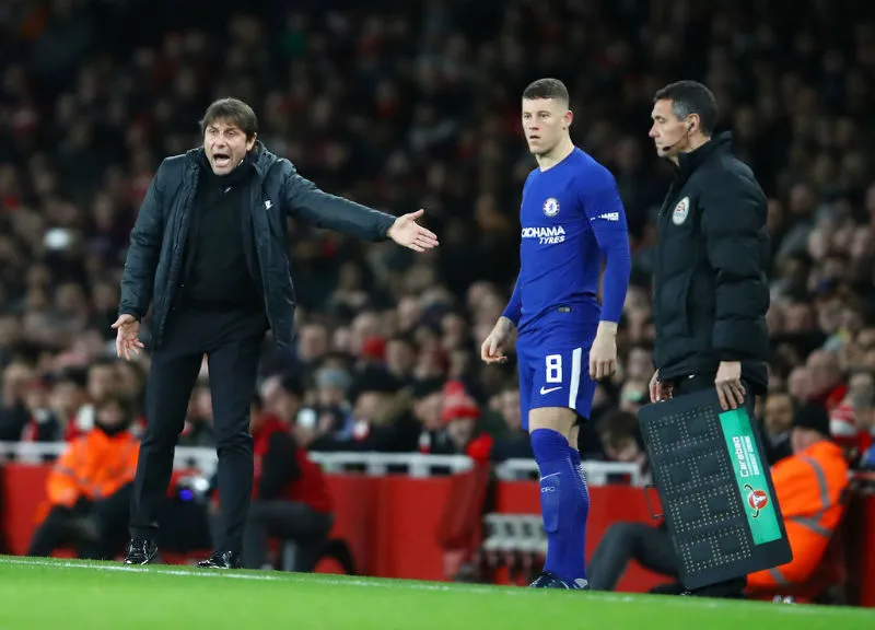 HLV Antonio Conte (trái) cho ra mắt Ross Barkley dù thừa nhận anh chưa sẵn sàng. Ảnh: Getty Images