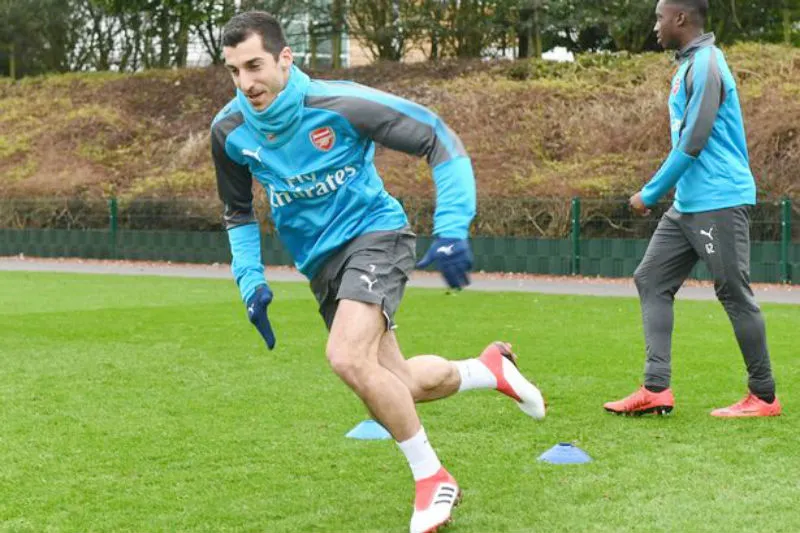 Henrikh Mkhitaryan nỗ lực trên sân tập trước ngày ra mắt. Ảnh: Getty Images