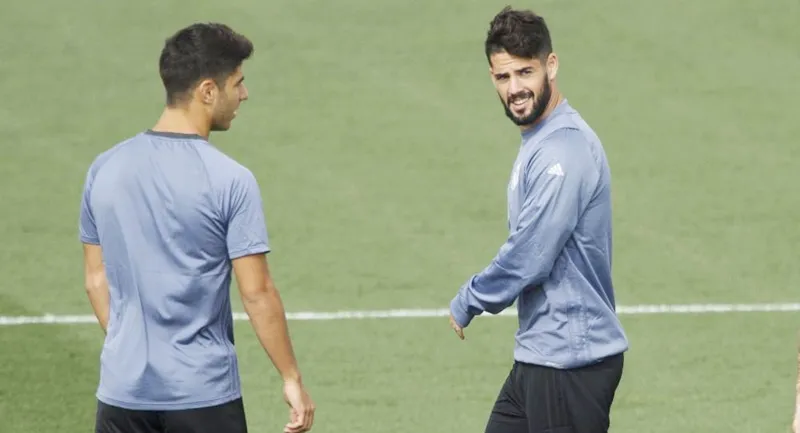 Isco (phải) và Asensio đã nhận cảnh báo từ HLV Lopetegui. Ảnh AS.