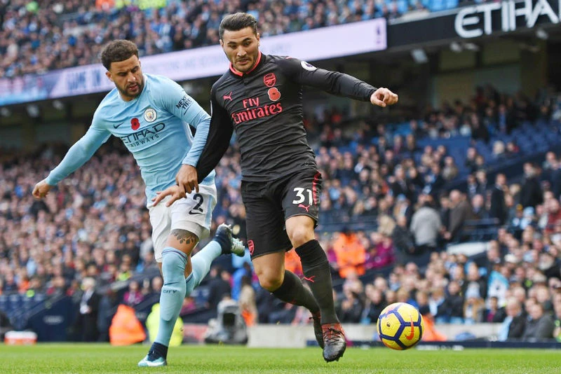 Kyle Walker (trái) trong lần đối đầu Arsenal ở mùa giải này. Ảnh: Getty Images