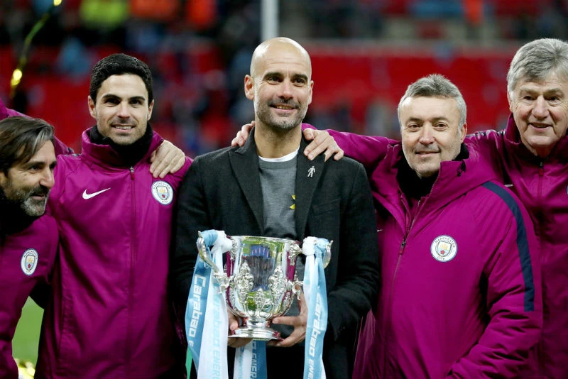 HLV Pep Guardiola ăn mừng bên đội ngũ ban huấn luyện của mình. Ảnh: Getty Images