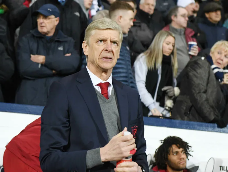 Arsene Wenger đang phải gồng mình dưới áp lực. Ảnh: Getty Images