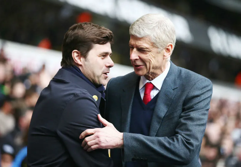 Mauricio Pochettino (trái) dường như đang muốn “nhắc khéo” Arsene Wenger. Ảnh: Getty Images