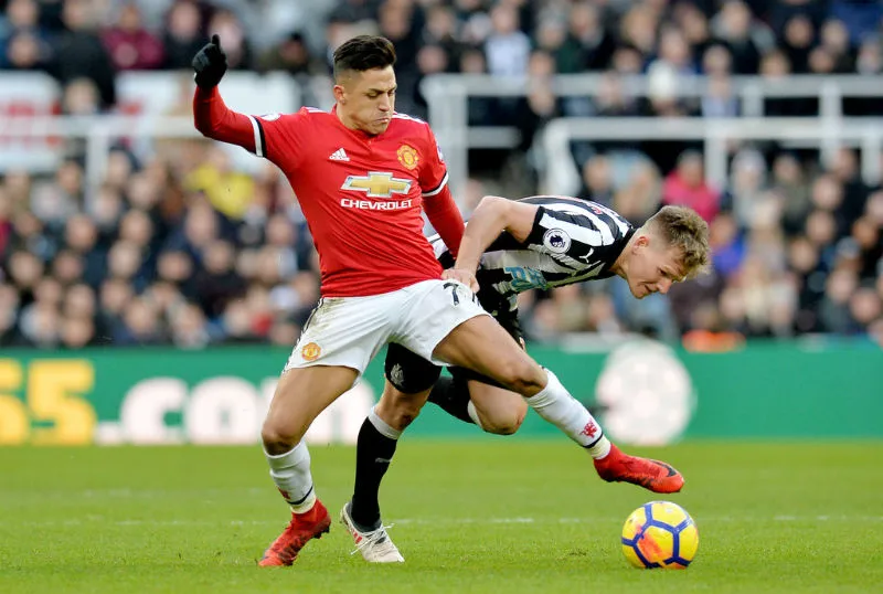 Alexis Sanchez (trái) dù nỗ lực nhưng vẫn chưa chứng tỏ được giá trị. Ảnh: Getty Images