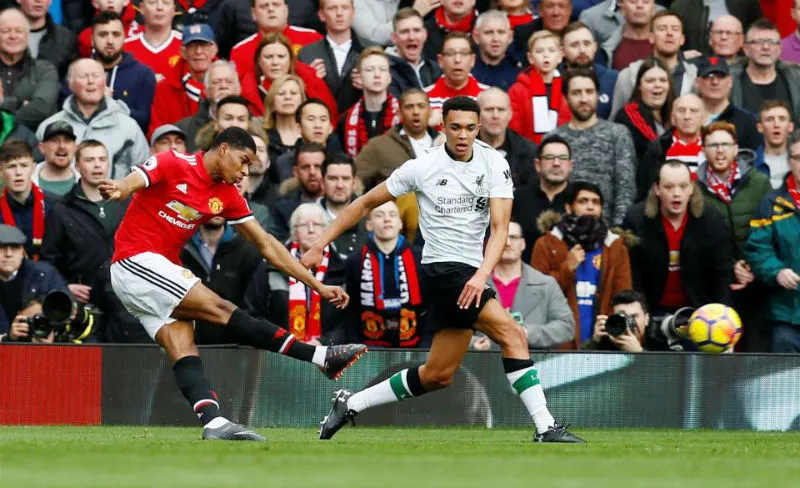 Marcus Rashford tung cú sút mở tỷ số. Ảnh: Getty Images