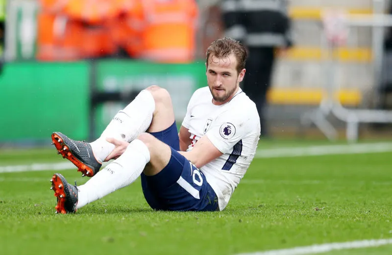 Nỗi lo hiện rõ trên gương mặt Harry Kane sau chấn thương. Ảnh: Getty Images 