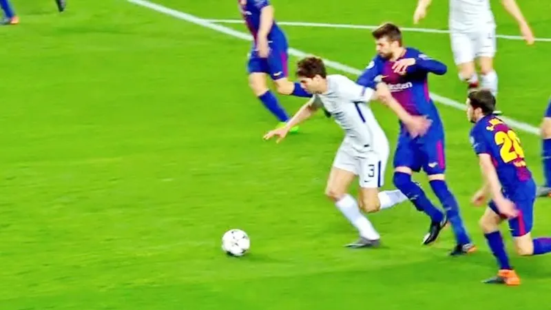 Pique dùng tiểu xảo kín với Alonso. Ảnh AS.