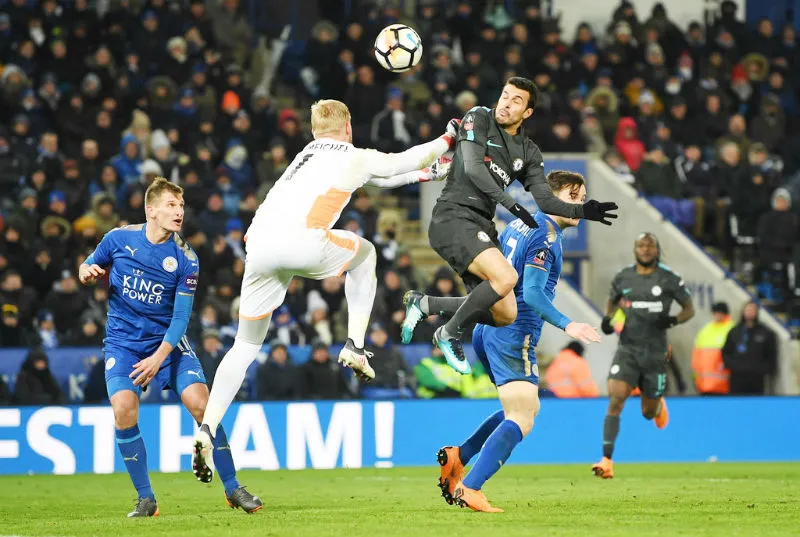 Pedro với pha đánh đầu mang về bàn thắng quyết định cho Chelsea. Ảnh: Getty Images 