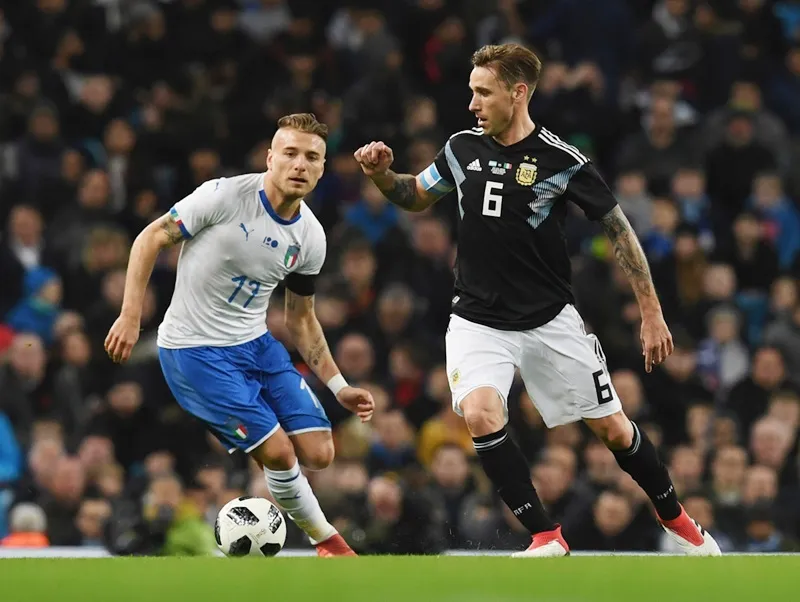 Argentina (đen) dễ dàng đánh bại Italia. Ảnh: Getty Images