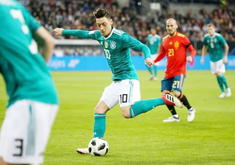 Oezil (10) được cho là tiết lộ bí mật với đồng đội cũ Ramos. Ảnh: Getty Images