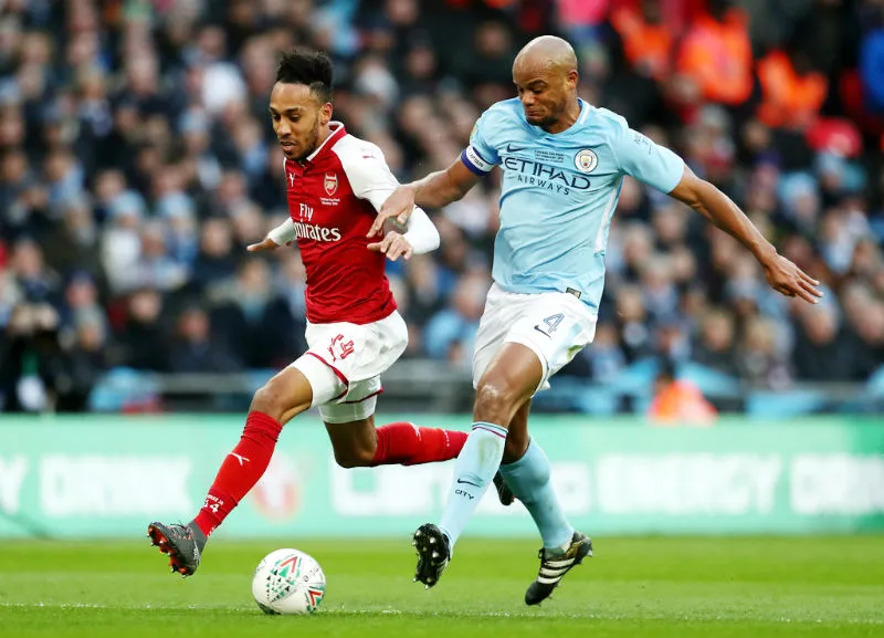 Vincent Kompany (phải) sung sức, Man.City càng khó bị đánh bại. Ảnh: Getty Images