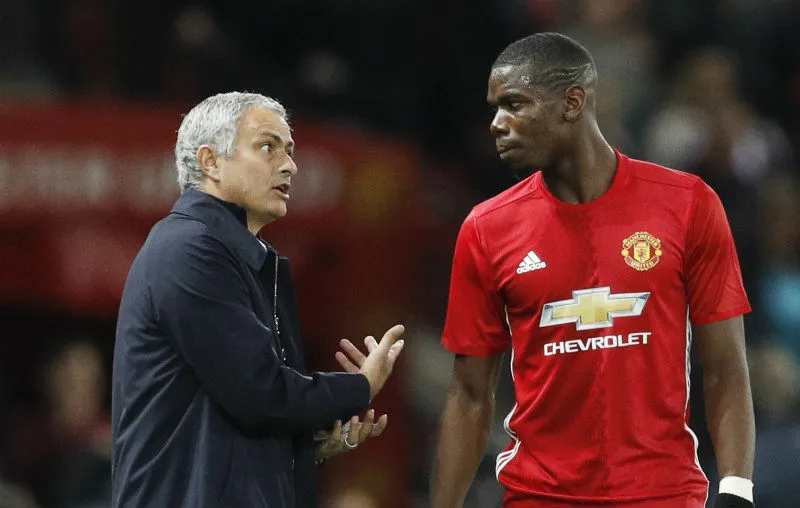 Paul Pogba (phải) còn chống đối, HLV Jose Mourinho cũng đã sẵn sàng cho phương án thay thế. Ảnh: Getty Images