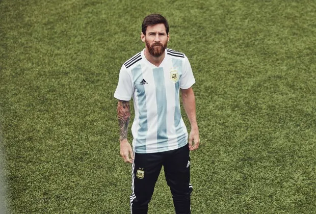 Ngay từ nhỏ, Messi đã không có duyên với quê nhà Argentina. Ảnh: Soccer Laduma