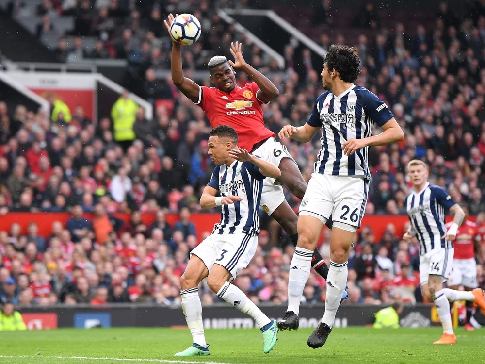 Pha dùng tay chơi bóng lộ liễu của Paul Pogba. Ảnh: The Busby Babe