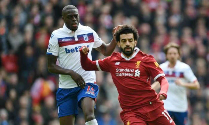 Mohamed Salah đi bóng trước Bruno Martins Indi cuối tuần qua. Ảnh: Getty Images 