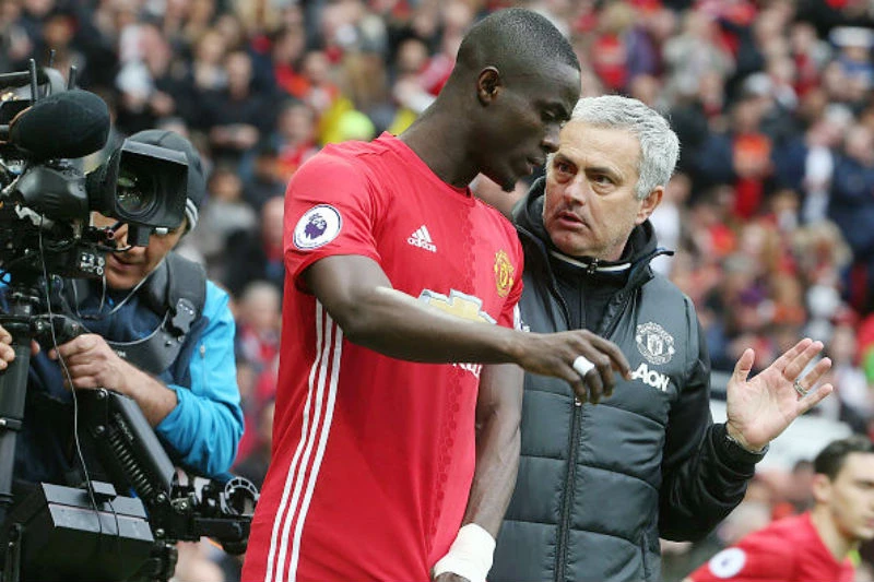 HLV Jose Mourinho không dùng Eric Bailly (trái) vì muốn các cầu thủ khác tìm kiếm cơ hội World Cup. Ảnh: Getty Images 