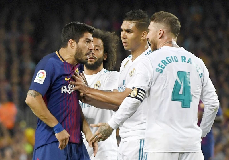 Suarez cãi nhau kịch liệt với Ramos. Ảnh: Getty Images