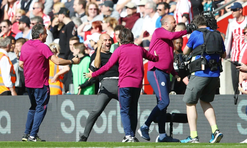 HLV Pep Guardiola ăn mừng với đoạn kết phi thường của Man.City. Ảnh: Getty Images 