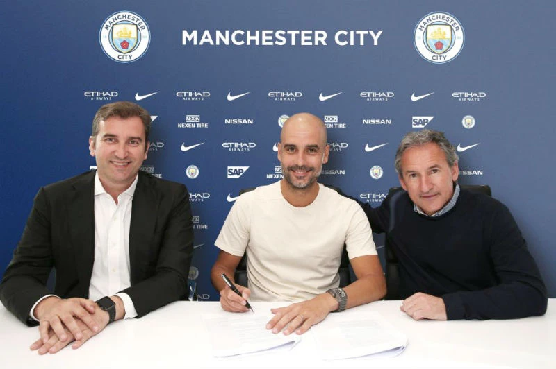 HLV Pep Guardiola (giữa) hài lòng trong buổi ký hợp đồng mới. Ảnh: The Sun 