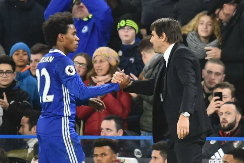 Willian (trái) và Antonio Conte đã tồn tại bất đồng thời gian qua. Ảnh: Getty Images 