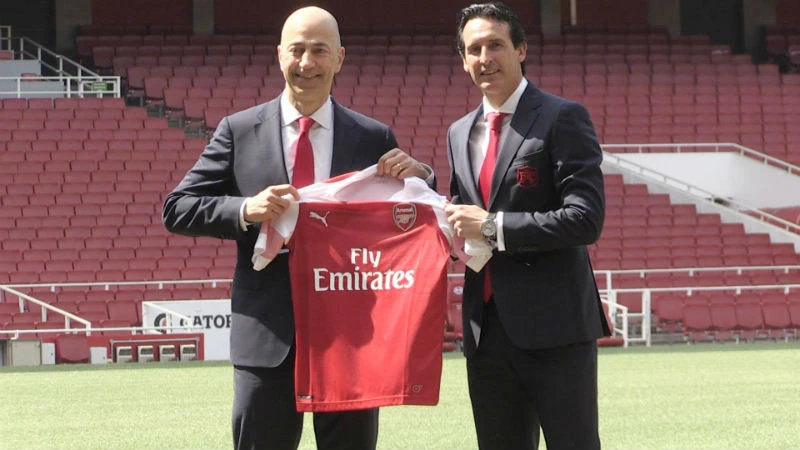 HLV Unai Emery (phải) ra mắt bên cạnh Giám đốc điều hành Ivan Gazidis. Ảnh: Getty Images 