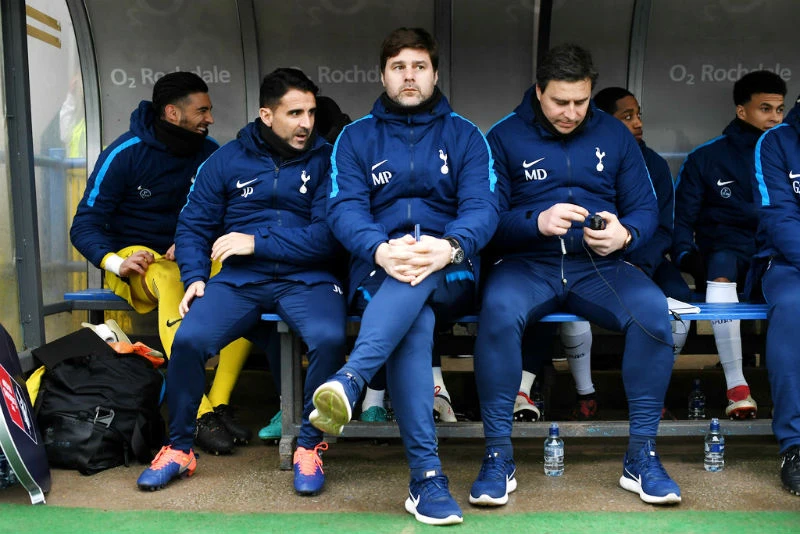 HLV Mauricio Pochettino cùng các cộng sự đã gia hạn hợp đồng mới. Ảnh: Getty Images 