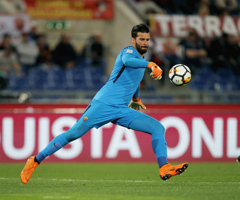 Alisson được xem là mảnh ghép hoàn hảo cho hàng phòng ngự Liverpool. Ảnh: Getty Images 