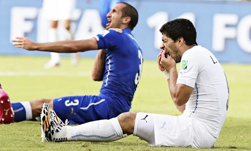 Suarez thừa nhận trưởng thành hơn sau cú cắn vào vai Chiellini. Ảnh: The Guardian