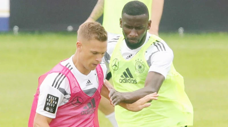 Rudiger và Kimmich có pha tranh chấp với nhau. Ảnh: Getty Images