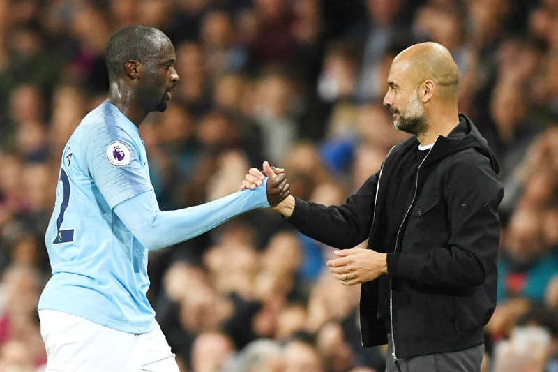 Yaya Toure và HLV Pep Guardiola ở trận đấu cuối cùng anh được chơi tại sân Etihad. Ảnh: Getty Images 