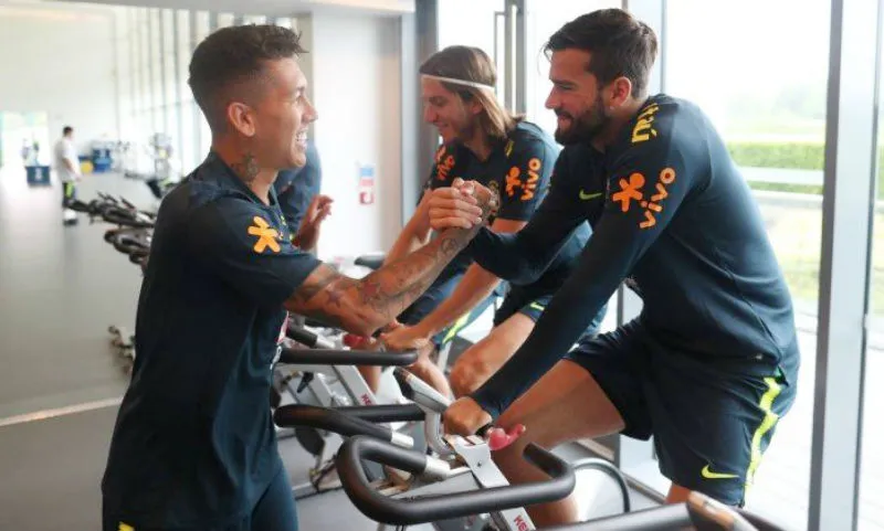 Roberto Firmino (trái) và vui đùa Alisson khi tập trung cùng tuyển Brazil. Ảnh: O Globo