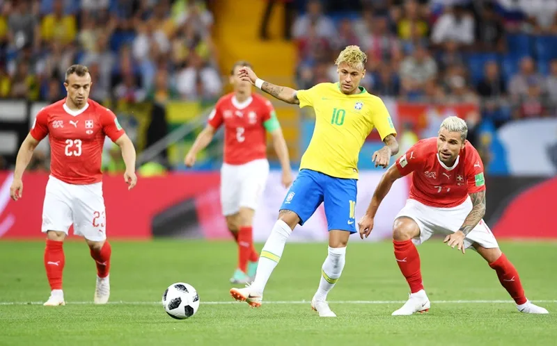 Neymar luôn nhận được sự chăm sóc đặc biệt từ 2-3 cầu thủ Thụy Sĩ. Ảnh Getty Images