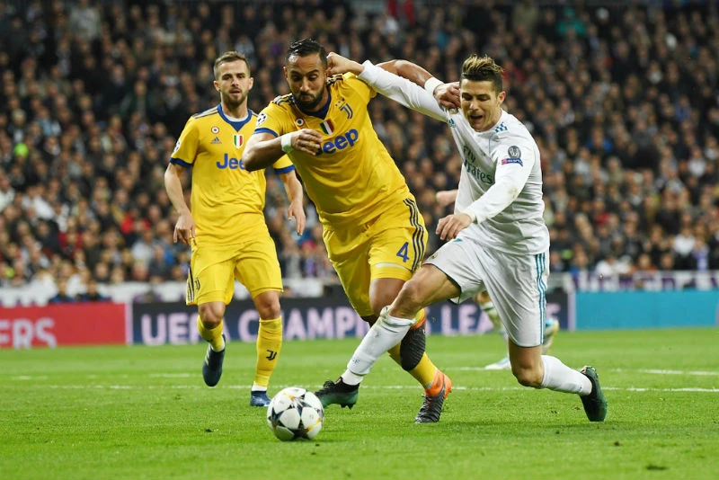 Cristiano Ronaldo (phải) bị kém cặp gắt gao bởi Medhi Benatia tại Champions League mùa qua. Ảnh: Getty Images