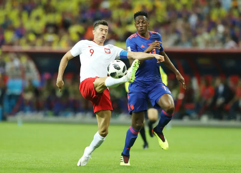 Robert Lewandowski (trái) đã luôn vất vả giữ bóng hơn là tập trung vào công việc ghi bàn. Ảnh: Getty Images