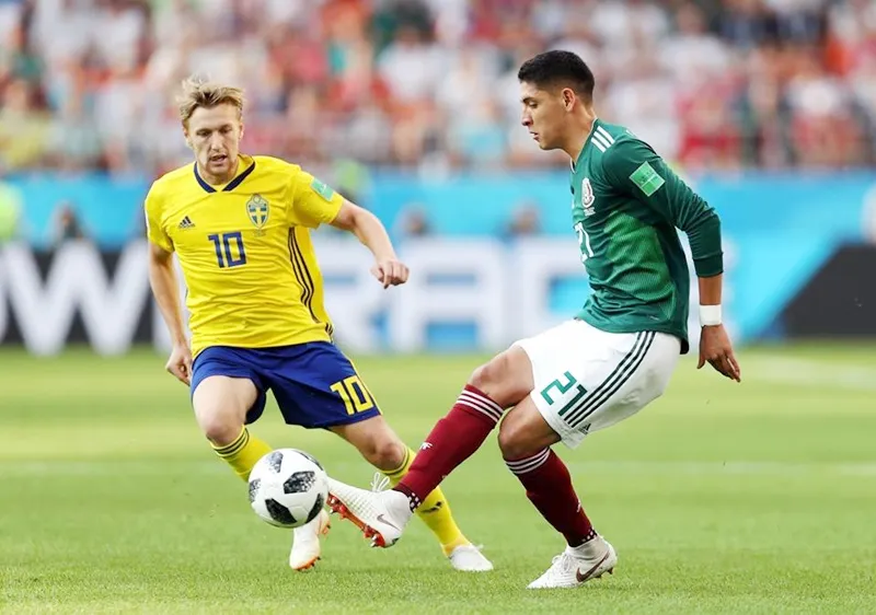 Mexico (phải) kiểm soát tốt thế trận ở hiệp đầu. Ảnh FIFA